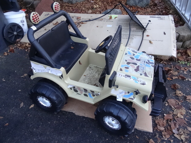 lot 18 image: kids jeep