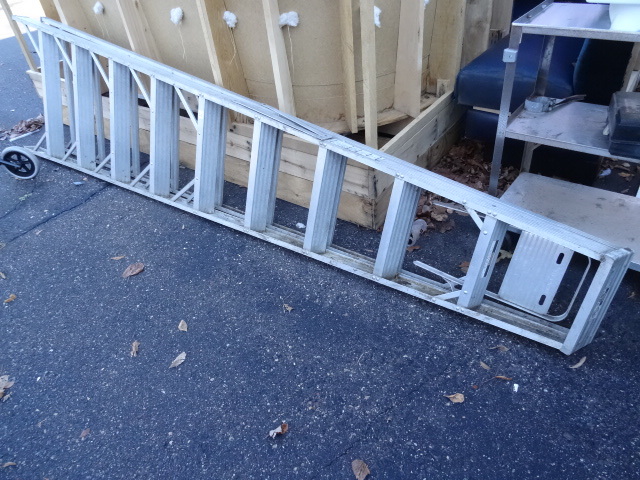 lot 20 image: aluminum ladder