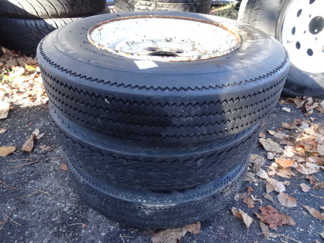 lot 40 image: 3 trailer tires
