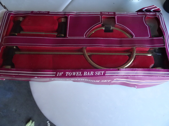 lot 59 image: 18 inch towel bar set