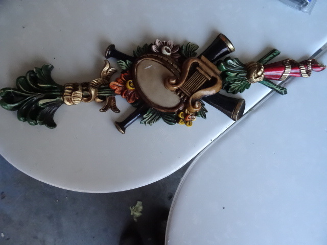 lot 115 image: wall deco plastic