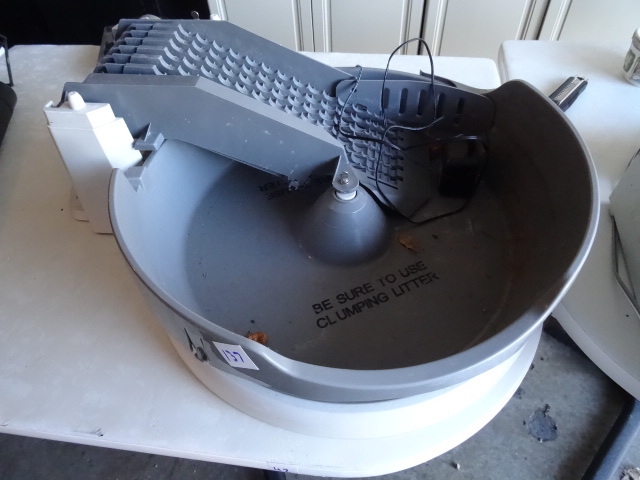 lot 137 image: automatic cleaning cat litter box