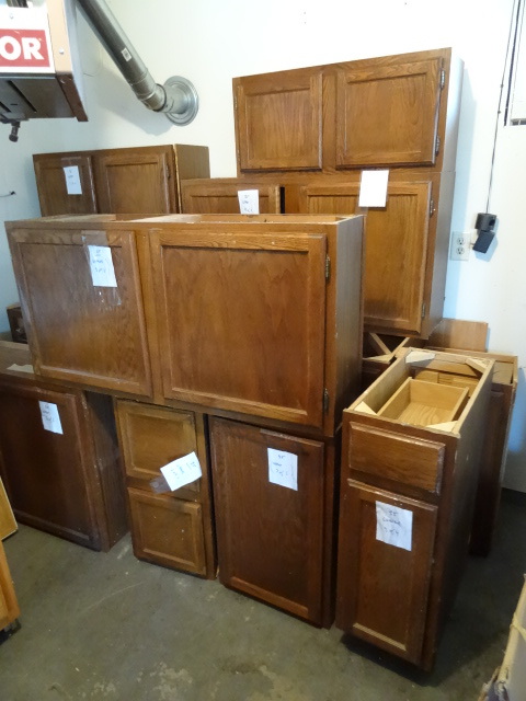lot 192 image: kitchen cabinet set upper and lowers