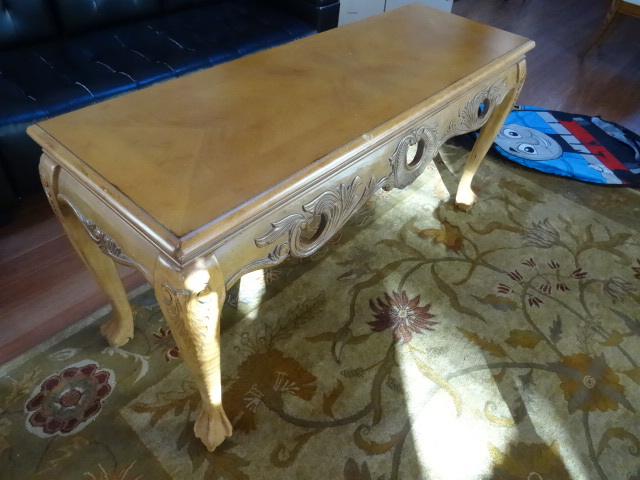 lot 201 image: Living room furniture