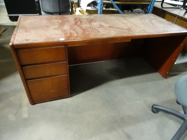 lot 140 image: 3 Drawer Office Desk