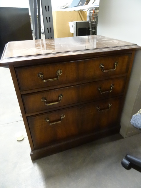 lot 141 image: 3 Drawer Cabinet 31 X 19 X 30