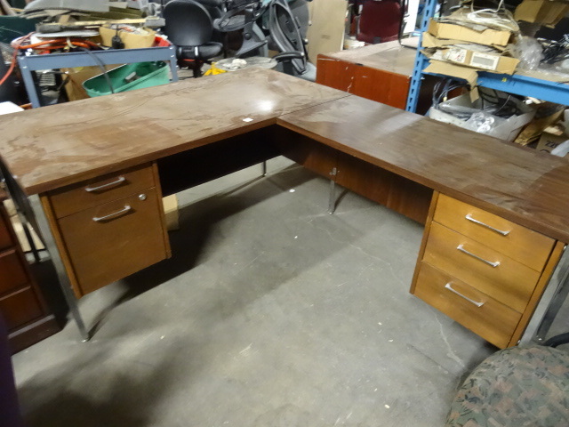 lot 138 image: L Shaped 2 Piece Office Desk 5 Drawer