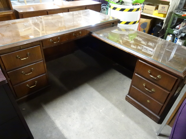 lot 125 image: L Shaped Office Desk 2 Piece Glass Top