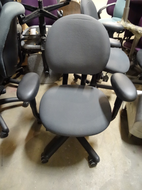 lot 190 image: 2 Matching Office Chairs on Wheels