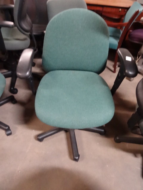lot 184 image: 2 Matching Office Chairs on Wheels