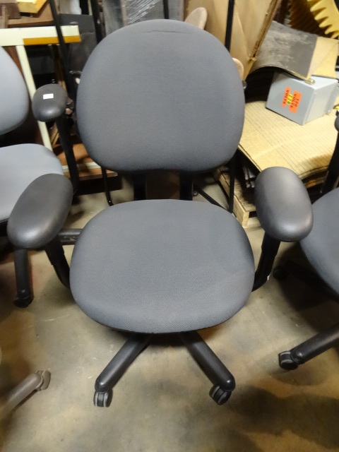 lot 181 image: 2 Matching Office Chairs on Wheels