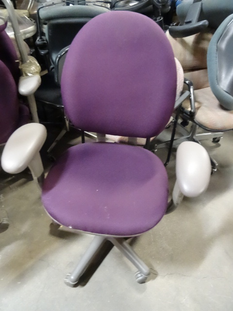 lot 180 image: 2 Matching Office Chairs on Wheels