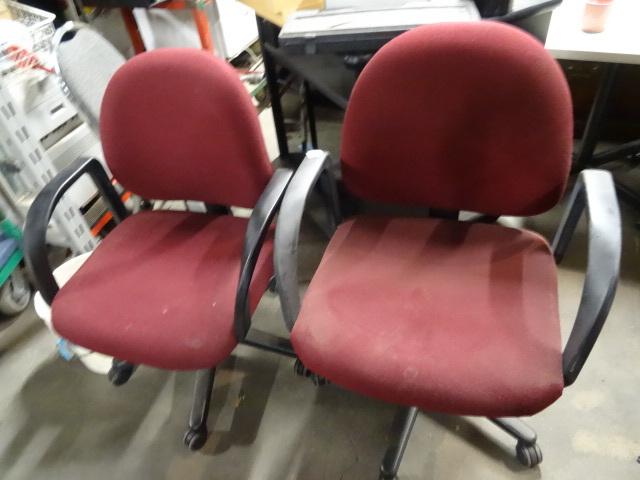 lot 160 image: 2 Matching Office Chairs on Wheels