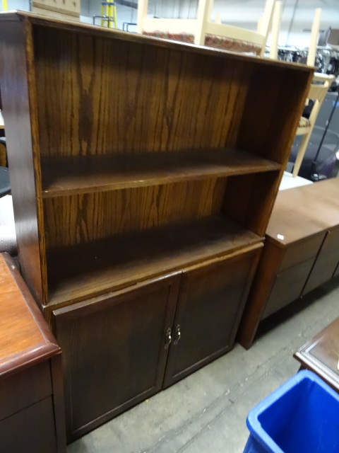 lot 121 image: Wood Cabinet with 2 Door