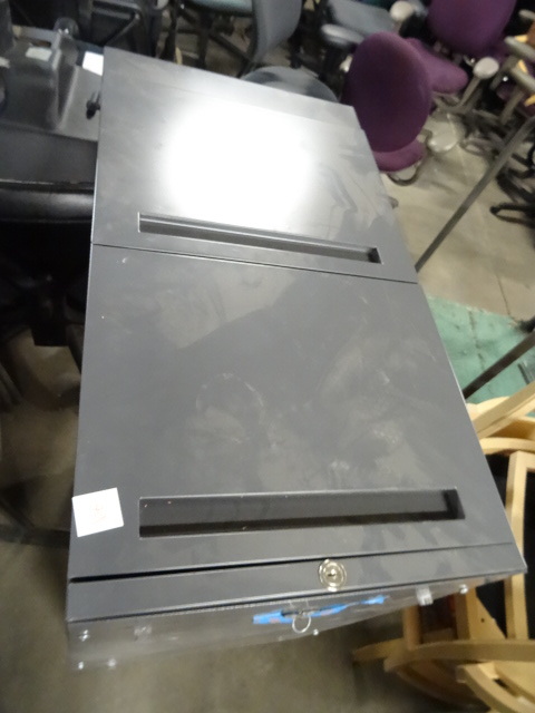 lot 106 image: 15 Metal 2 Drawer File Cabinet