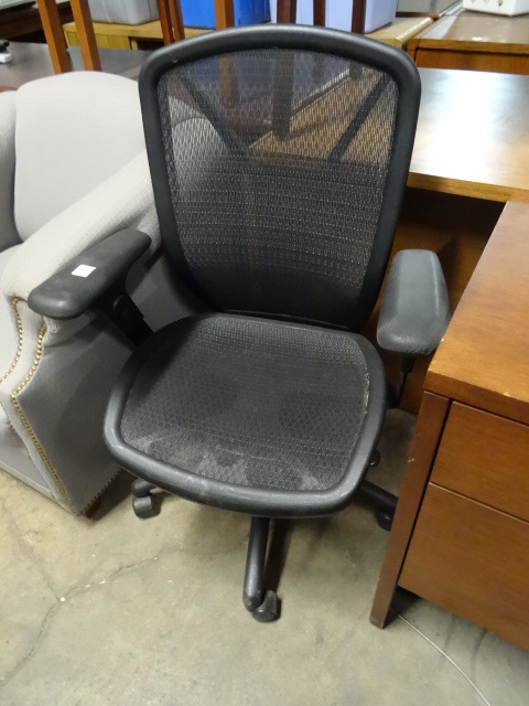 lot 103 image: Office Chair on Wheels