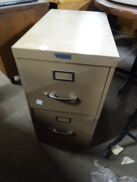 lot 82 image: 15 Metal 2 Drawer File Cabinet