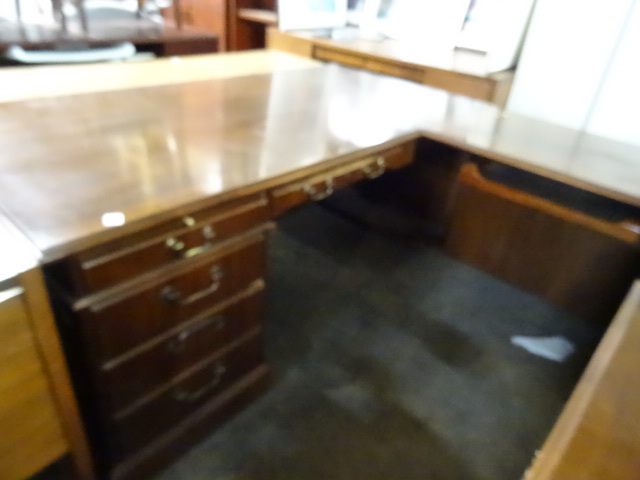 lot 72 image: L Shaped Office Desk 7 Drawer