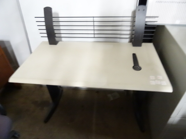 lot 33 image: Adjustable Height Work Station