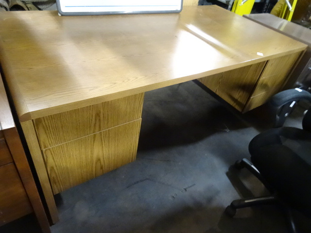 lot 17 image: 5 Drawer Laminate Office Desk