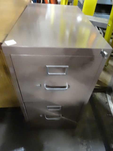lot 16 image: 15 Metal 2 Drawer File Cabinet