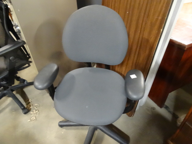 lot 3 image: Office Chair on Wheels