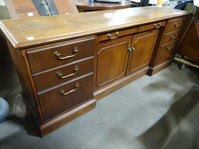lot 1 image: Office Credenza 6 Drawer