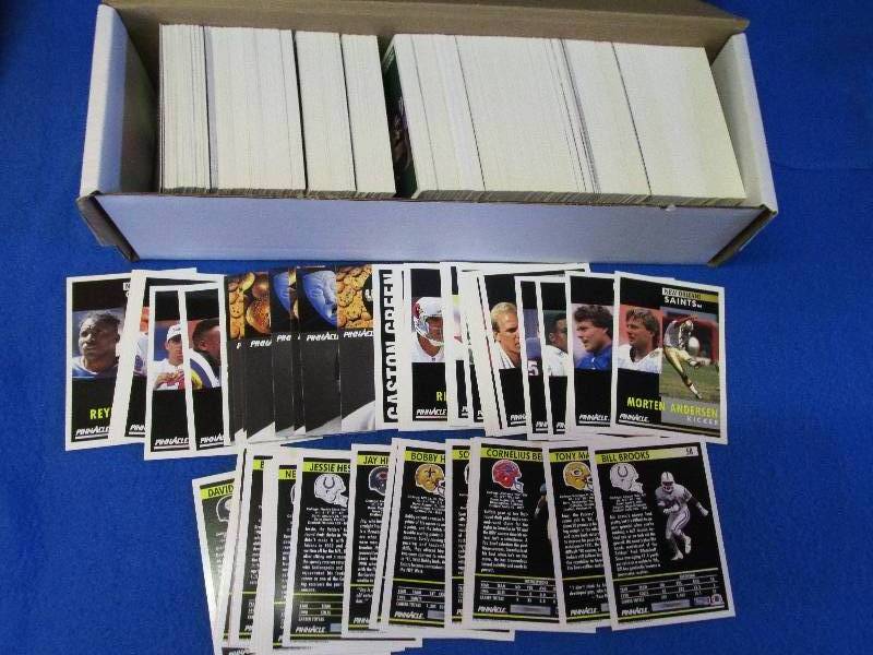 lot 9 image: 1991 Pinnacle football cards ...