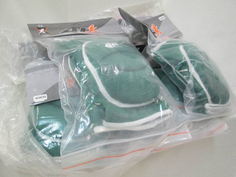 lot 61 image: Lot of 6 green volleyball kneepads,...