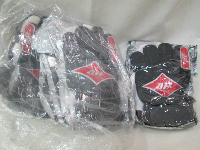 lot 67 image: Lot of 6 goal keeper gloves new,...