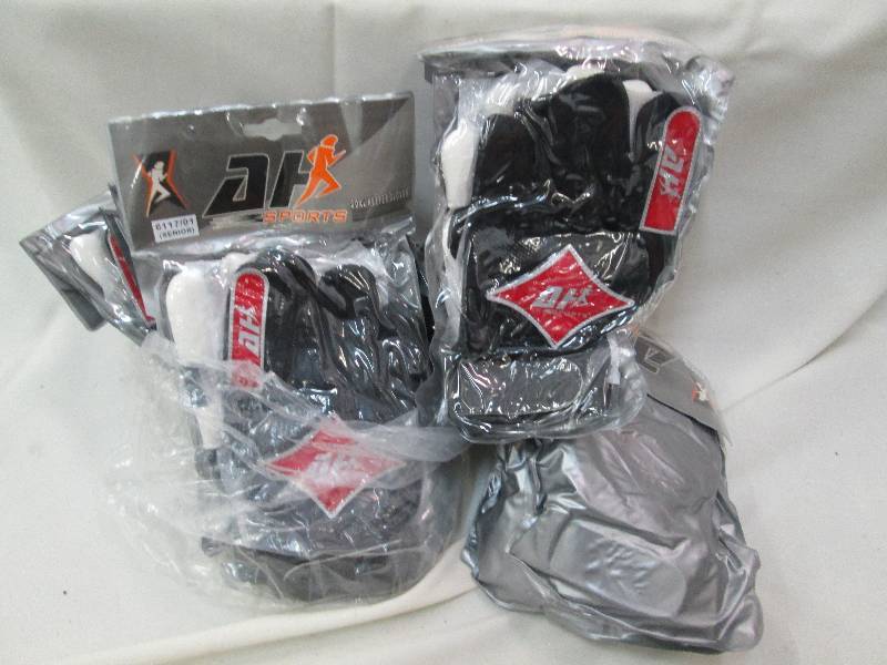 lot 70 image: Lot of 9 goal keeper gloves new...