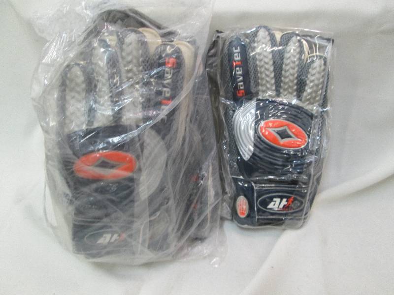 lot 79 image: Lot of 5 goal keeper gloves new, la...