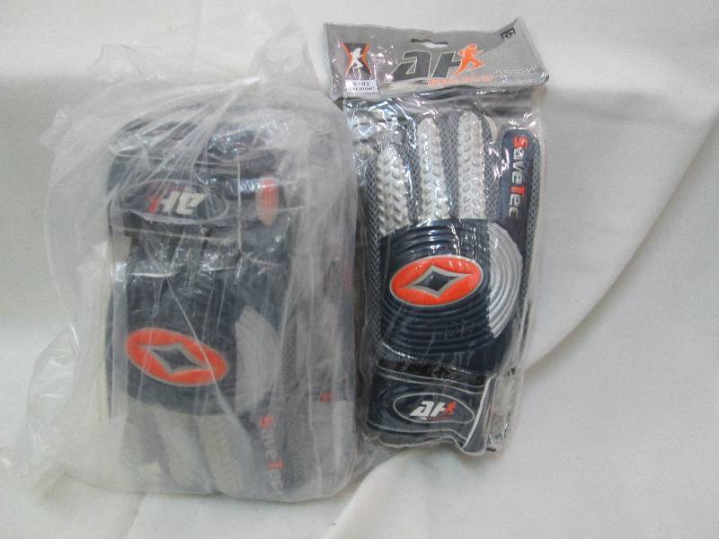 lot 80 image: Lot of 5 goal keeper gloves new, la...