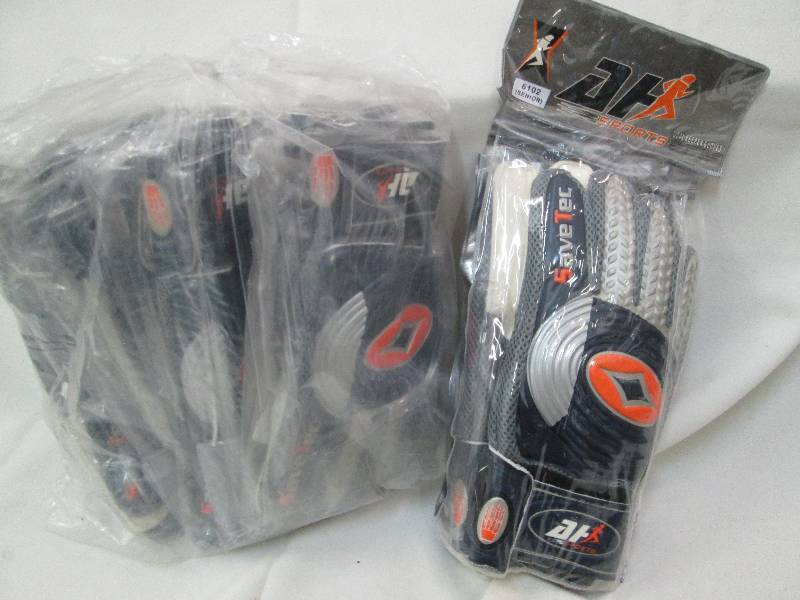 lot 81 image: Lot of 5 goal keeper gloves new, la...