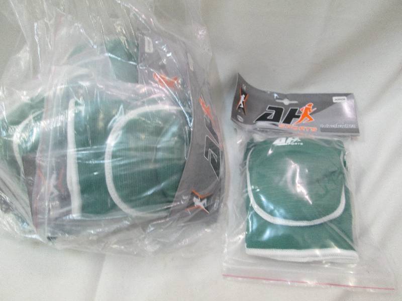 lot 113 image: Lot of 6 green volleyball kneepads,...