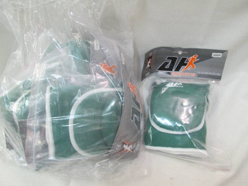 lot 114 image: Lot of 6 green volleyball kneepads,...