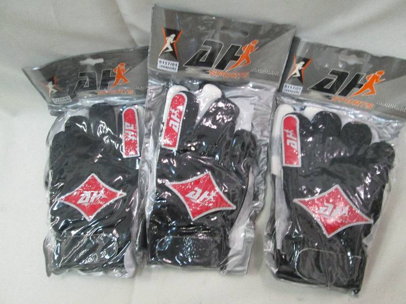 lot 122 image: Lot of 3 goal keeper gloves new,...