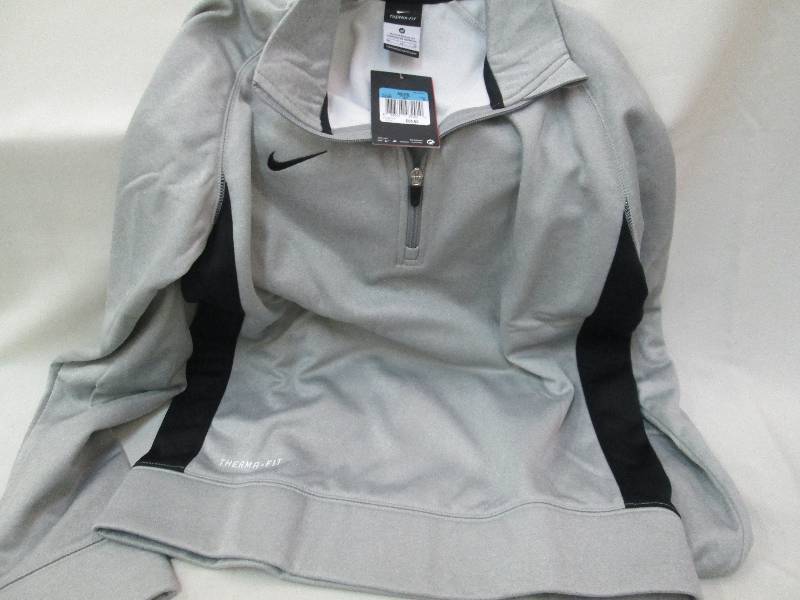 lot 134 image: Lot of 4 new Nike Therma Fit half z...