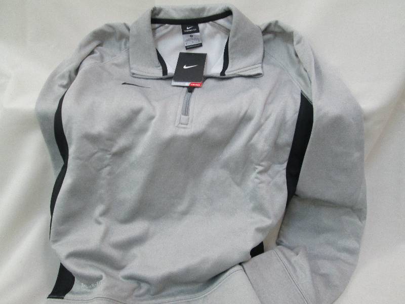 lot 135 image: Lot of 4 new Nike Therma Fit half z...