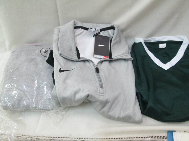 lot 136 image: 1 Nike Therma Fit half zip mens wa...
