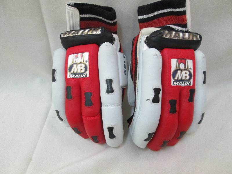 lot 138 image: 1 pair Malik MB hockey gloves...