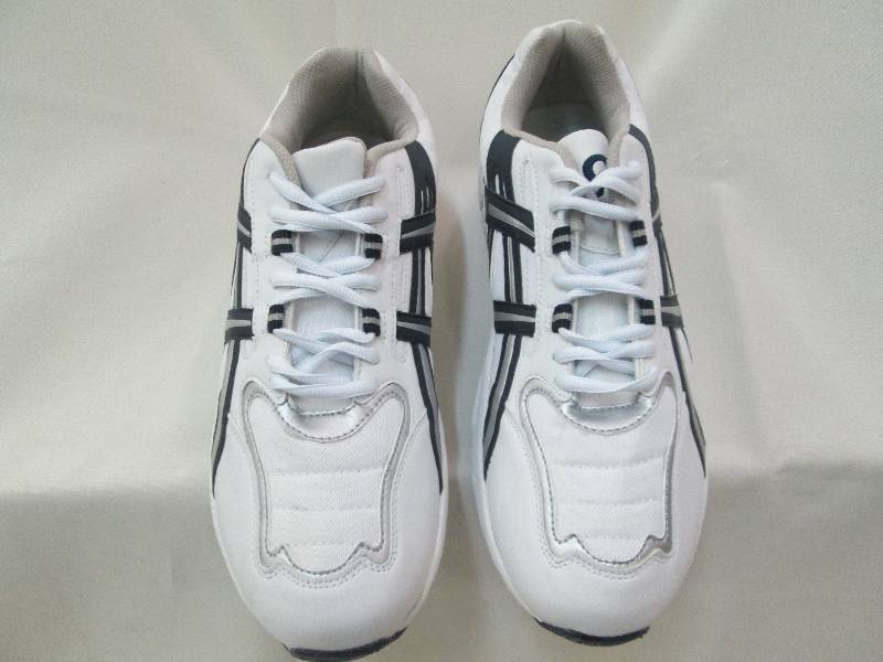 lot 141 image: New Mens size 11 white athletic sh...