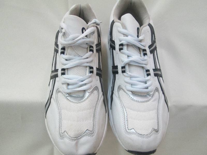 lot 145 image: New Mens size 10 12 white athleti...