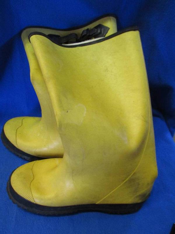 16 Rubber boots...