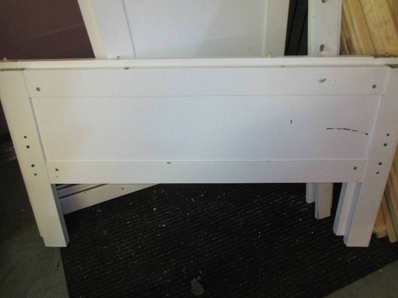 pair of matching bed sets, twin, wh...