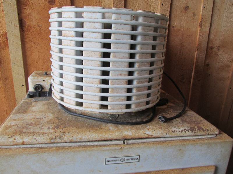 lot 1 image: General Electric antique refrigerat...