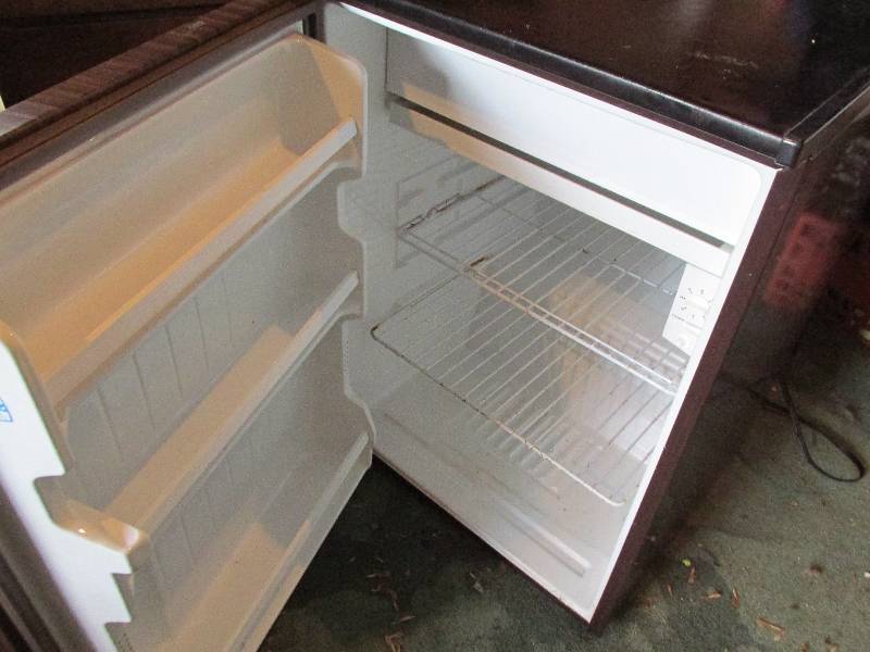lot 5 image: GE Mini fridge, 2 x 2 feet...