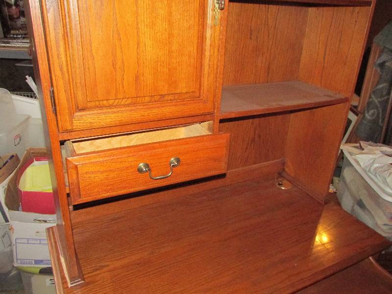 lot 10 image: Nice computer desk, includes key to...