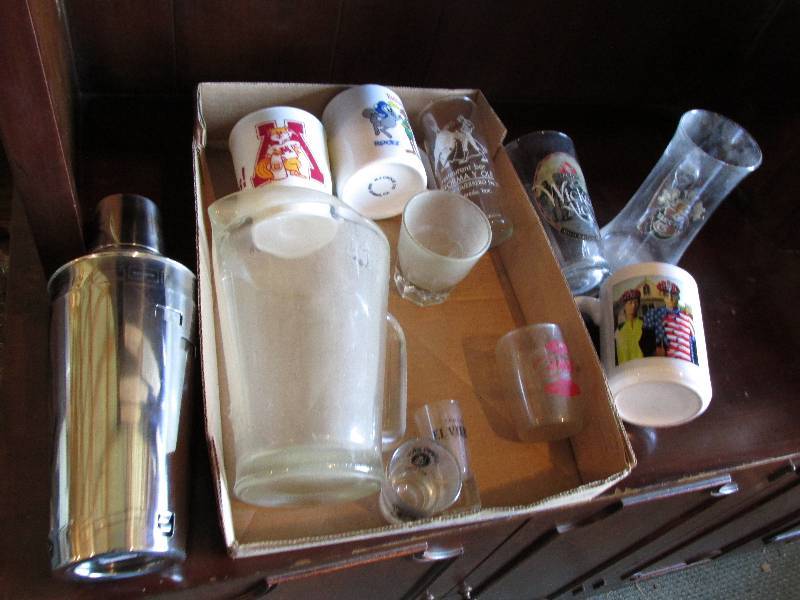 lot 17 image: Lot of assorted vintage mugs and gl...
