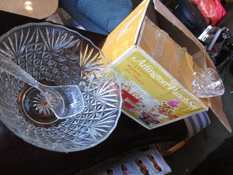 lot 26 image: Arlington Punch bowl set in origina...